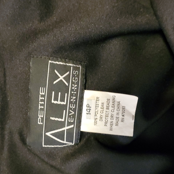 Black evening gown with beading - Picture 12 of 12